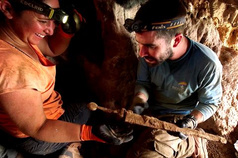Forscher in Israel mit den entdeckten Schwertern
