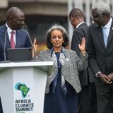 Die Afrikanische Union (AU) ist auf Einladung des indischen Regierungschefs Narendra Modi offiziell den G20 beigetreten. "Unter allgemeiner Zustimmung bitte ich den Vorsitzenden der Afrikanischen Union seinen Sitz als permanentes G20-Mitglied einzunehmen", sagte Modi zu Beginn des Gipfels in Neu Delhi am Samstag. Anschließend umarmte er den derzeitigen AU-Vorsitzenden und Präsidenten der Komoren, Azali Assoumani, bevor dieser seinen Platz zwischen den Staats- und Regierungschefs einnahm.