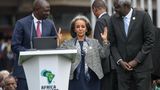 Die Afrikanische Union (AU) ist auf Einladung des indischen Regierungschefs Narendra Modi offiziell den G20 beigetreten. "Unter allgemeiner Zustimmung bitte ich den Vorsitzenden der Afrikanischen Union seinen Sitz als permanentes G20-Mitglied einzunehmen", sagte Modi zu Beginn des Gipfels in Neu Delhi am Samstag. Anschließend umarmte er den derzeitigen AU-Vorsitzenden und Präsidenten der Komoren, Azali Assoumani, bevor dieser seinen Platz zwischen den Staats- und Regierungschefs einnahm.