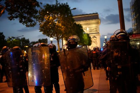 Polizisten stehen in einer Reihe vor dem Arc de Triomphe