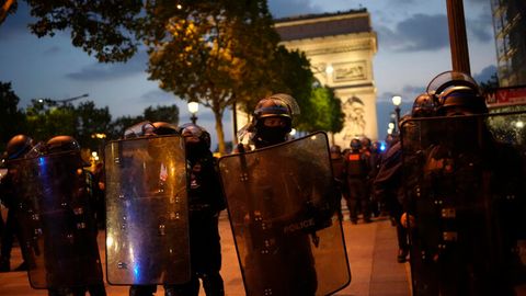 Polizisten stehen in einer Reihe vor dem Arc de Triomphe