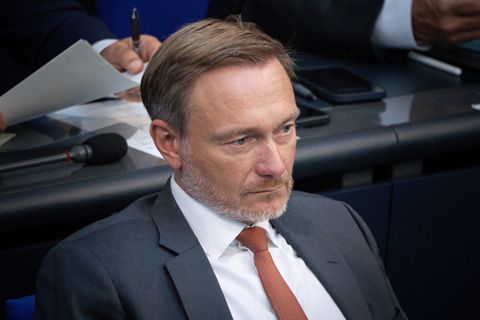 Bundesfinanzminister Christian Lindner sitzt angespannt im Plenarsaal