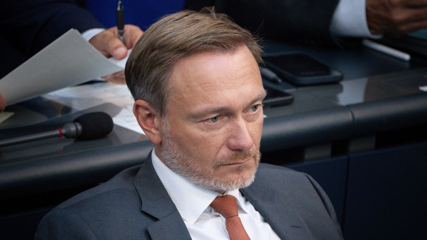 Bundesfinanzminister Christian Lindner sitzt angespannt im Plenarsaal