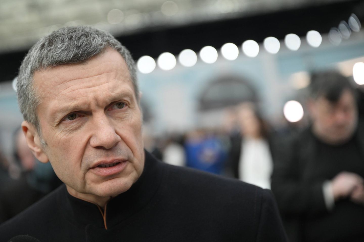 Wladimir Solowjow, das Chamäleon Wladimir Solowjow ist das hassverzerrte Gesicht der Kreml-Propaganda schlechthin. Seine seit 2012 ausgestrahlte Talkshow "Sonntagabend mit Wladimir Solowjow" gehört zu den zentralen Sendungen der Propaganda-Maschinerie. An Solowjow führt derzeit im russischen Staatsfernsehen kein Weg vorbei. Das Gesicht des Propagandisten flimmert fast unentwegt von den TV-Bildschirmen. Der meist in schwarz gekleidete Diener des Kremls träufelt mehrere Stunden am Tag dem Publikum sein Gift ein – und das fast jeden Tag. Seit dem Beginn des Kriegs hat das Staatsfernsehen die Frequenz seiner Sendungen noch erhöht. Solowjow ist einer der glühendsten Verteidiger, Anhänger und Befehlsempfänger von Wladimir Putin. Seine Mission: Botschaften, Ideen und Vorstellungen, die der Kreml platziert sehen will, in die Köpfe seiner Zuschauer zu prügeln. Dem Vater von acht Kindern ist dabei keine Provokation zu reißerisch, keine Beleidigung zu gehässig, keine Lüge zu halsbrecherisch, kein Widerspruch zu groß. Damit hat sich der Talkmaster den Spitznamen Chamäleon verdient. Er dreht sein Fähnchen in jede Richtung, in der sein Herr im Kreml ihn haben will. Solowjows Markenzeichen sind aber stets seine hasserfüllten Tiraden, ungehemmte Obszönitäten und Beleidigungen. Mit Schaum vor dem Mund ergeht er sich stundenlang auf seinem eigenen Kanal Solowjow Live. Das Ziel seiner Hetze wechselt je nach Lust und Laune – und den Vorgaben aus dem Kreml. Mal sind es LGBT-Vertreter, mal sind vermeintliche Vaterlandsverräter, mal Oppositionelle. Aber immer der Westen und die Ukraine. Dabei war Solowjow 2014 noch der Meinung, dass "Gott die Rückkehr der Krim zu Russland verbietet". Nach der Annexion änderte er jedoch schnell seine Meinung. Sein zur Schau getragener Hass gegen den Westen hinderte ihn auch nicht daran, 1990 in die USA zu ziehen und dort an der Alabama State University zu dozieren. Sein Abscheu vor allem "Westlichen" war für Solowjow auch kein Hindernis, sich vier Villen den Ufern des malerischen Comer Sees zuzulegen. Seit er mit Sanktionen belegt wurde, weint er den Luxusimmobilen bitterlicher Tränen hinterher.