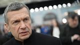Wladimir Solowjow ist das hassverzerrte Gesicht der Kreml-Propaganda schlechthin. Seine seit 2012 ausgestrahlte Talkshow "Sonntagabend mit Wladimir Solowjow" gehört zu den zentralen Sendungen der Propaganda-Maschinerie. An Solowjow führt derzeit im russischen Staatsfernsehen kein Weg vorbei. Das Gesicht des Propagandisten flimmert fast unentwegt von den TV-Bildschirmen. Der meist in schwarz gekleidete Diener des Kremls träufelt mehrere Stunden am Tag dem Publikum sein Gift ein – und das fast jeden Tag. Seit dem Beginn des Kriegs hat das Staatsfernsehen die Frequenz seiner Sendungen noch erhöht.   Solowjow ist einer der glühendsten Verteidiger, Anhänger und Befehlsempfänger von Wladimir Putin. Seine Mission: Botschaften, Ideen und Vorstellungen, die der Kreml platziert sehen will, in die Köpfe seiner Zuschauer zu prügeln. Dem Vater von acht Kindern ist dabei keine Provokation zu reißerisch, keine Beleidigung zu gehässig, keine Lüge zu halsbrecherisch, kein Widerspruch zu groß.   Damit hat sich der Talkmaster den Spitznamen Chamäleon verdient. Er dreht sein Fähnchen in jede Richtung, in der sein Herr im Kreml ihn haben will.   Solowjows Markenzeichen sind aber stets seine hasserfüllten Tiraden, ungehemmte Obszönitäten und Beleidigungen. Mit Schaum vor dem Mund ergeht er sich stundenlang auf seinem eigenen Kanal Solowjow Live. Das Ziel seiner Hetze wechselt je nach Lust und Laune – und den Vorgaben aus dem Kreml. Mal sind es LGBT-Vertreter, mal sind vermeintliche Vaterlandsverräter, mal Oppositionelle. Aber immer der Westen und die Ukraine. Dabei war Solowjow 2014 noch der Meinung, dass "Gott die Rückkehr der Krim zu Russland verbietet". Nach der Annexion änderte er jedoch schnell seine Meinung.   Sein zur Schau getragener Hass gegen den Westen hinderte ihn auch nicht daran, 1990 in die USA zu ziehen und dort an der Alabama State University zu dozieren. Sein Abscheu vor allem "Westlichen" war für Solowjow auch kein Hindernis, sich vier Villen den Ufern des malerischen Comer Sees zuzulegen. Seit er mit Sanktionen belegt wurde, weint er den Luxusimmobilen bitterlicher Tränen hinterher. 