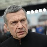 Wladimir Solowjow ist das hassverzerrte Gesicht der Kreml-Propaganda schlechthin. Seine seit 2012 ausgestrahlte Talkshow "Sonntagabend mit Wladimir Solowjow" gehört zu den zentralen Sendungen der Propaganda-Maschinerie. An Solowjow führt derzeit im russischen Staatsfernsehen kein Weg vorbei. Das Gesicht des Propagandisten flimmert fast unentwegt von den TV-Bildschirmen. Der meist in schwarz gekleidete Diener des Kremls träufelt mehrere Stunden am Tag dem Publikum sein Gift ein – und das fast jeden Tag. Seit dem Beginn des Kriegs hat das Staatsfernsehen die Frequenz seiner Sendungen noch erhöht.   Solowjow ist einer der glühendsten Verteidiger, Anhänger und Befehlsempfänger von Wladimir Putin. Seine Mission: Botschaften, Ideen und Vorstellungen, die der Kreml platziert sehen will, in die Köpfe seiner Zuschauer zu prügeln. Dem Vater von acht Kindern ist dabei keine Provokation zu reißerisch, keine Beleidigung zu gehässig, keine Lüge zu halsbrecherisch, kein Widerspruch zu groß.   Damit hat sich der Talkmaster den Spitznamen Chamäleon verdient. Er dreht sein Fähnchen in jede Richtung, in der sein Herr im Kreml ihn haben will.   Solowjows Markenzeichen sind aber stets seine hasserfüllten Tiraden, ungehemmte Obszönitäten und Beleidigungen. Mit Schaum vor dem Mund ergeht er sich stundenlang auf seinem eigenen Kanal Solowjow Live. Das Ziel seiner Hetze wechselt je nach Lust und Laune – und den Vorgaben aus dem Kreml. Mal sind es LGBT-Vertreter, mal sind vermeintliche Vaterlandsverräter, mal Oppositionelle. Aber immer der Westen und die Ukraine. Dabei war Solowjow 2014 noch der Meinung, dass "Gott die Rückkehr der Krim zu Russland verbietet". Nach der Annexion änderte er jedoch schnell seine Meinung.   Sein zur Schau getragener Hass gegen den Westen hinderte ihn auch nicht daran, 1990 in die USA zu ziehen und dort an der Alabama State University zu dozieren. Sein Abscheu vor allem "Westlichen" war für Solowjow auch kein Hindernis, sich vier Villen den Ufern des malerischen Comer Sees zuzulegen. Seit er mit Sanktionen belegt wurde, weint er den Luxusimmobilen bitterlicher Tränen hinterher. 