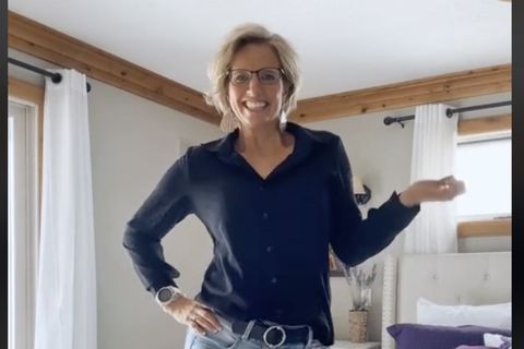 Eine Frau zeigt sich via Tiktok und strahlt in die Kamera