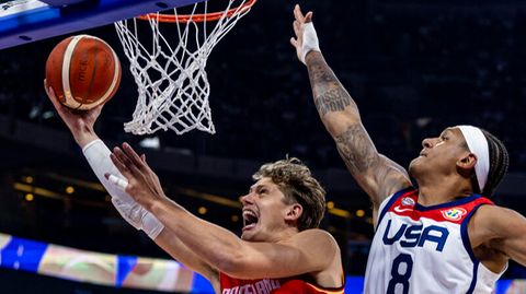 Deutschlands Moritz Wagner versucht sich am Korb gegen Paolo Banchero durchzusetzen