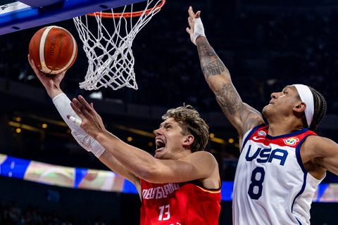 Deutschlands Moritz Wagner versucht sich am Korb gegen Paolo Banchero durchzusetzen
