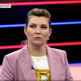 Das Gesicht von Olga Skabejewa können Zuschauer des russischen Staatsfernsehens momentan mindestens fünf Stunden am Tag bewundern. Auch wenn ihre Show "60 Minuten" heißt, dauert sie im Regelfall zweieinhalb Stunden und wird zwei Mal am Tag auf dem Sender Rossija 1 ausgestrahlt – einmal vormittags, einmal nachmittags, fünf Tage die Woche. Seit Russland den Invasionskrieg in der Ukraine begonnen hat, mussten Unterhaltungsformate der Polit-Talk-Show weichen. Skabjewa bekommt nun fast unbegrenzte Sendezeit, um den Zuschauern zu erzählen, wie schlecht es mit Europa und den USA bestellt ist: Die Briten müssten Katzenfutter essen, um nicht zu verhungern. Die Strompreise seien so hoch, dass die Bewohner der Insel sich nur noch ein Mal in der Woche waschen können. In Deutschland sehe es noch schlimmer aus: Hierzulande könne man nur noch die schmutzigsten Stellen mit einem nassen Lappen sauber halten, macht sie ihrem Publikum weiß.   Wie alle Top-Propagandisten hat Skabejewa einen sehr markanten, unverwechselbaren Still. Die Talk-Masterin ist für den metallischen Klang ihrer Stimme, den stetigen Zug von Verachtung um ihren Mund und ihren Moderationsstil à la KGB-Verhörspezialistin berüchtigt. Ihre unnachahmliche Art hat ihr den Spitznamen "das eiserne Püppchen" eingebracht, das keine geringere als die Pressesprecherin des russischen Außenministeriums Maria Sacharowa in Umlauf gebracht hat.   Was Skabejewa in ihrer Show noch alles erzählt, lesen Sie hier. 