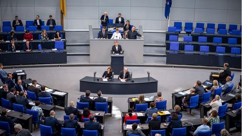Robert Habeck (Bündnis 90/Die Grünen), Bundesminister für Wirtschaft und Klimaschutz, spricht im Bundestag
