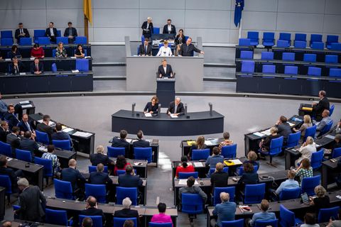 Robert Habeck (Bündnis 90/Die Grünen), Bundesminister für Wirtschaft und Klimaschutz, spricht im Bundestag