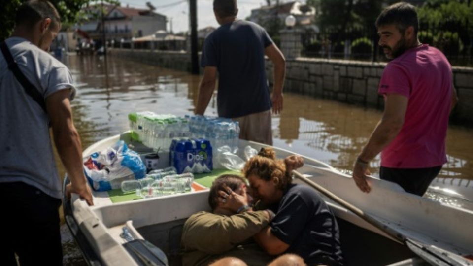 Helfer retten Bewohner aus dem überfluteten Dorf Palamas