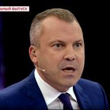 Die Propaganda-Show "60 Minuten" moderiert Skabejewa mit ihrem Mann Jewgeni Popow im Duo. Genauso wie seine Frau steht er seit 2022 auf den Sanktionslisten zahlreicher Länder: der USA, Schweiz, Australien, Großbritannien, Japan, Neuseeland und der EU. Zusammen mit seiner Frau arbeitete er Jahre lang daran, eine Parallelwelt für den Kreml aufzubauen. Dass nichts davon stimmt, was er seinen Zuschauern eintrichtert, ist dem ehemaligen US-Korrespondenten aber bewusst. Immer wieder verliert er in seiner Show die Nerven und ihm rutschen unwillkommene Wahrheiten durch. So erzürnte er sich in einer der Live-Sendungen über einen Gast, der die Verstaatlichung internationaler Unternehmen in Russland forderte. "Es sei leicht, eine Verstaatlichung zu fordern. Aber womit werden wir fahren? Womit werden wir telefonieren? Was werden wir tun? Sind wir dafür verantwortlich? Nein! Wir können sagen: Ziehen wir diejenigen zur Rechenschaft, die dafür gesorgt haben. Ok! (...) Ja, alles, was wir haben, kommt aus dem Westen! Wir können jetzt alles nationalisieren und was machen wir am nächsten Tag? Was sollen wir dann machen?! Eine einfache Frage, aber keine Antwort!", polterte er gegen seinen Studio-Gast. (Mehr über den Vorfall lesen Sie hier.)   Es sind natürlich seine eigene Pfründe, um die sich Popow Sorgen macht. Denn dank seiner Arbeit für die Kreml-Propaganda hat er mit seiner Frau Millionen angehäuft – und sich einen Platz in der Duma gesichert. Seit dem 19. September ist er Abgeordneter der Putin-Partei "Einiges Russland". Seinen Sitz in der Duma hat er augenscheinlich einer Wahlmanipulation zu verdanken.  Hier erfahren Sie, welche anderen denkwürdigen Kandidaten bei dieser Wahl angetreten waren: "Das Who's who der Putin-Propagandisten: Wer bald Russland mitregieren wird".