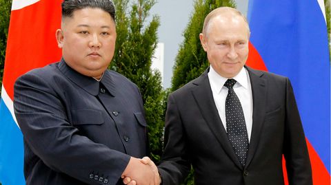 Putin und Kim geben sich die Hand