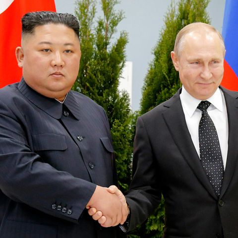 Putin und Kim geben sich die Hand