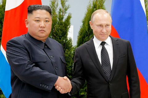Putin und Kim geben sich die Hand