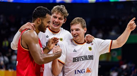 Die deutschen Basketballer freuen sich über den Finaleinzug
