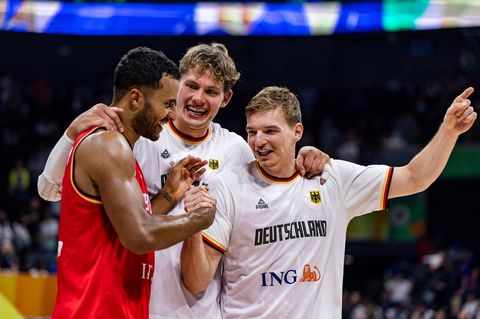 Die deutschen Basketballer freuen sich über den Finaleinzug