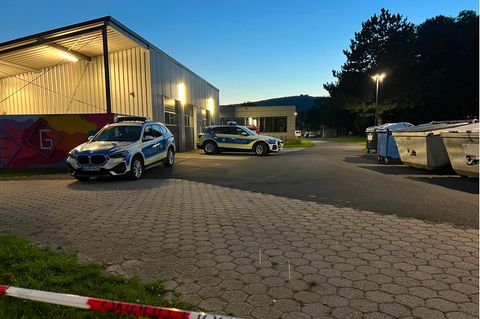 Bayern, Lohr am Main: Polizeiwagen stehen auf dem Gelände eines Schulzentrums.