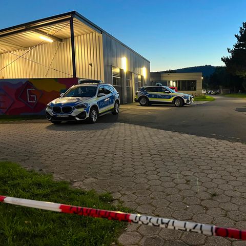 Bayern, Lohr am Main: Polizeiwagen stehen auf dem Gelände eines Schulzentrums.
