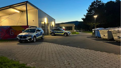 Bayern, Lohr am Main: Polizeiwagen stehen auf dem Gelände eines Schulzentrums.