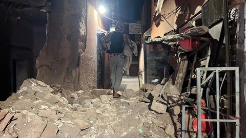 Ein Mann geht durch die Trümmer nach dem verheerenden Erdbeben in Marokko 