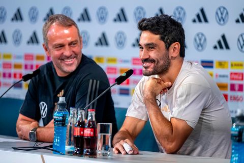 DFB-Elf: Nationalspieler Ilkay Gündogan und Bundestrainer Hansi Flick