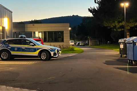Polizeiautos stehen in Lohr am Main in der Nähe des Schulzentrums, wo der tote Jugendliche am Freitag tot aufgefunden wurde