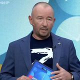 Artjom Schejnin ist der langjährige Moderator der Sendung "Die Zeit wird es zeigen". Seit 2014 produziert er das Propaganda-Format, seit 2016 übernimmt er auch die Moderation – seit zwei Jahren unterstützt ihn Losewa.   Vor dem Hintergrund der anderen Propagandisten hebt sich Schejnin durch das Image eines Hooligans ab. Sein Moderationsstil zeichnet sich durch einen recht begrenzten und sehr spezifischen Wortschatz, besonders aggressiven Tonfall und niveaulose Witze aus. In einer seiner Sendungen 2016 brüskierte er sich etwa damit, "auch gemordet zu haben". Später musste er sich korrigieren, und erklärte er habe damit auf seine Dienstzeit in Afghanistan anspielen wollen.   Aufgrund der Unterstützung des Kriegs Russlands gegen die Ukraine und der Verbreitung von Propaganda unterliegt er internationalen Sanktionen aller Länder der Europäischen Union, Großbritanniens, Kanadas, der Schweiz und der Ukraine. "In seinen Live-Übertragungen schürt Shejnin ethnischen Hass zwischen Ukrainern und Russen, leugnet die Souveränität und territoriale Integrität der Ukraine und verleumdet Putins Gegner in Russland", heißt es in der offiziellen Begründung der EU. 