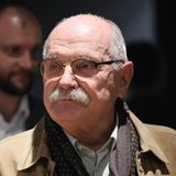 Nikita Michalkow war einst ein gefeierter Regisseur, gewann bei den Internationalen Filmfestspielen von Cannes für seinen Film "Die Sonne, die uns täuscht" den Großen Preis der Jury, 1995 den Oscar für den besten fremdsprachigen Film. Mit der antistalinistischen Parabel feierte Michalkow einen der größten Erfolge des zeitgenössischen russischen Kinos.  Doch die Zeiten, in denen der legendäre Regisseur Kritik an der Führung in Moskau übte, sind längst vorbei. Heute ist er einer der treuesten Putin-Anhänger und wirft sich mit Innbrunst für ihn den Propaganda-Kampf. In seiner Sendung "Bessagon TV" (was so viel heißt wie Teufelsaustreibung) verbreitet er haarsträubende Verschwörungstheorien und pseudoreligiöse Ideen – während er vor Dutzenden von Ikonen sitzt. (Mehr zu seiner Sendung erfahren Sie hier.)   So verbreitete er die Verschwörungstheorie, mit den Corona-Impfungen wolle Bill Gates der Menschheit Chips verpassen. Das ging sogar dem Staatssender "Rossija 24" zu weit. Die Sendung wurde nichts ausgestrahlt und erschien nur auf dem Youtube-Kanal von Michalkow. 