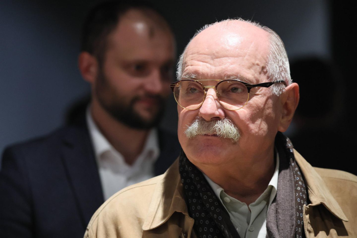 Nikita Michalkow, der Oscar-Preisträger Nikita Michalkow war einst ein gefeierter Regisseur, gewann bei den Internationalen Filmfestspielen von Cannes für seinen Film "Die Sonne, die uns täuscht" den Großen Preis der Jury, 1995 den Oscar für den besten fremdsprachigen Film. Mit der antistalinistischen Parabel feierte Michalkow einen der größten Erfolge des zeitgenössischen russischen Kinos. Doch die Zeiten, in denen der legendäre Regisseur Kritik an der Führung in Moskau übte, sind längst vorbei. Heute ist er einer der treuesten Putin-Anhänger und wirft sich mit Innbrunst für ihn den Propaganda-Kampf. In seiner Sendung "Bessagon TV" (was so viel heißt wie Teufelsaustreibung) verbreitet er haarsträubende Verschwörungstheorien und pseudoreligiöse Ideen – während er vor Dutzenden von Ikonen sitzt. (Mehr zu seiner Sendung erfahren Sie hier.) So verbreitete er die Verschwörungstheorie, mit den Corona-Impfungen wolle Bill Gates der Menschheit Chips verpassen. Das ging sogar dem Staatssender "Rossija 24" zu weit. Die Sendung wurde nichts ausgestrahlt und erschien nur auf dem Youtube-Kanal von Michalkow.