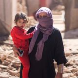 Eine Frau steht mit ihrer Tochter vor ihrem Haus in Marrakesch. Auch Teile der Altstadt, die zum Unesco-Weltkulturerbe zählt, werden beschädigt.