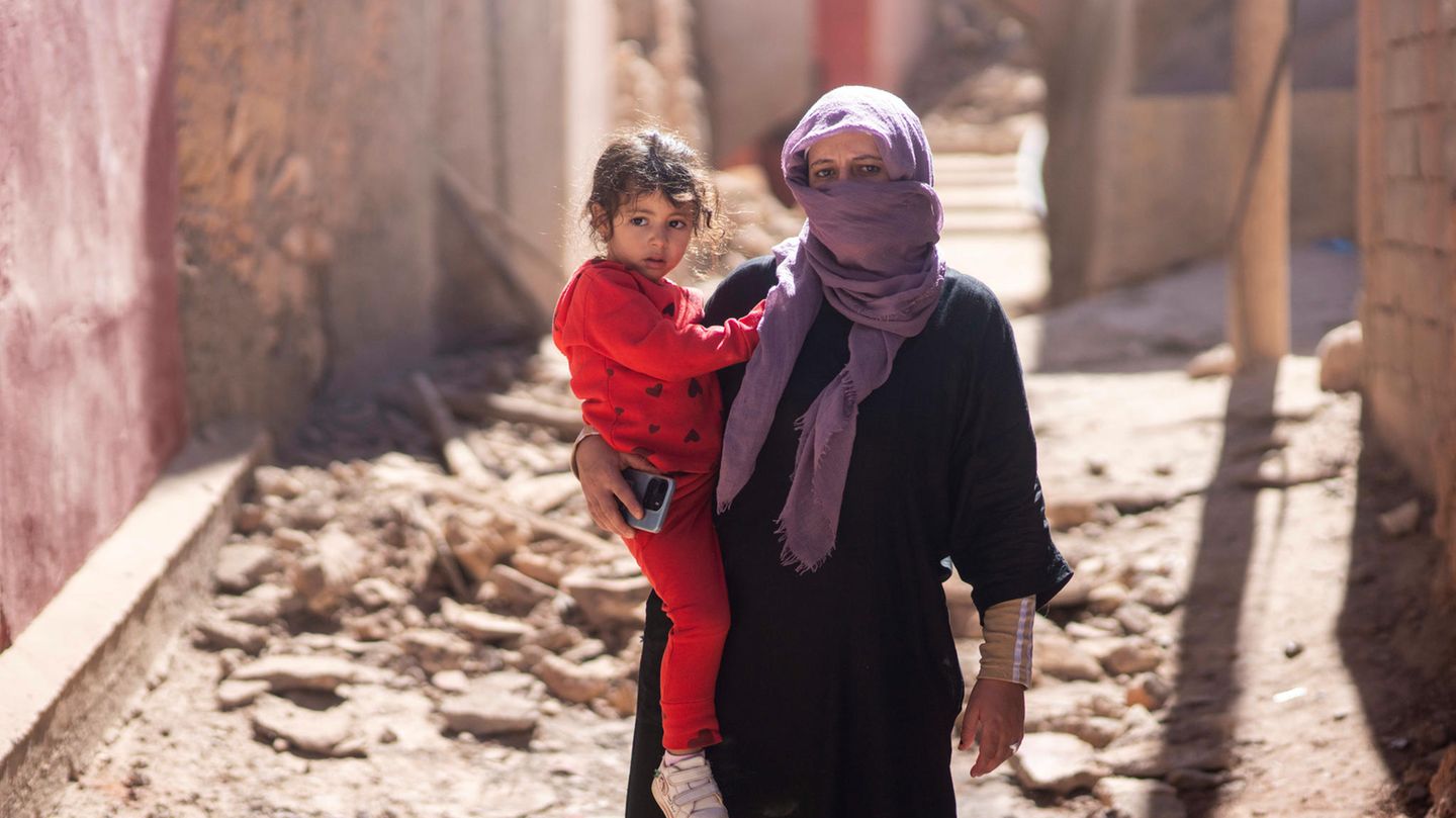 Eine Frau steht mit ihrer Tochter vor ihrem Haus in Marrakesch. Auch Teile der Altstadt, die zum Unesco-Weltkulturerbe zählt, werden beschädigt.
