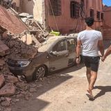 Die beiden Männer in Marrakesch sind offenbar ohne Schaden davon gekommen und begutachten die Verwüstungen in ihrer Nachbarschaft.