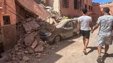 Die beiden Männer in Marrakesch sind offenbar ohne Schaden davon gekommen und begutachten die Verwüstungen in ihrer Nachbarschaft.
