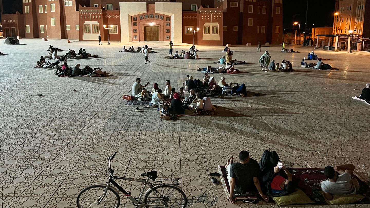 In der Stadt Ouarzazat suchen die Menschen auf einem freien Platz Schutz.