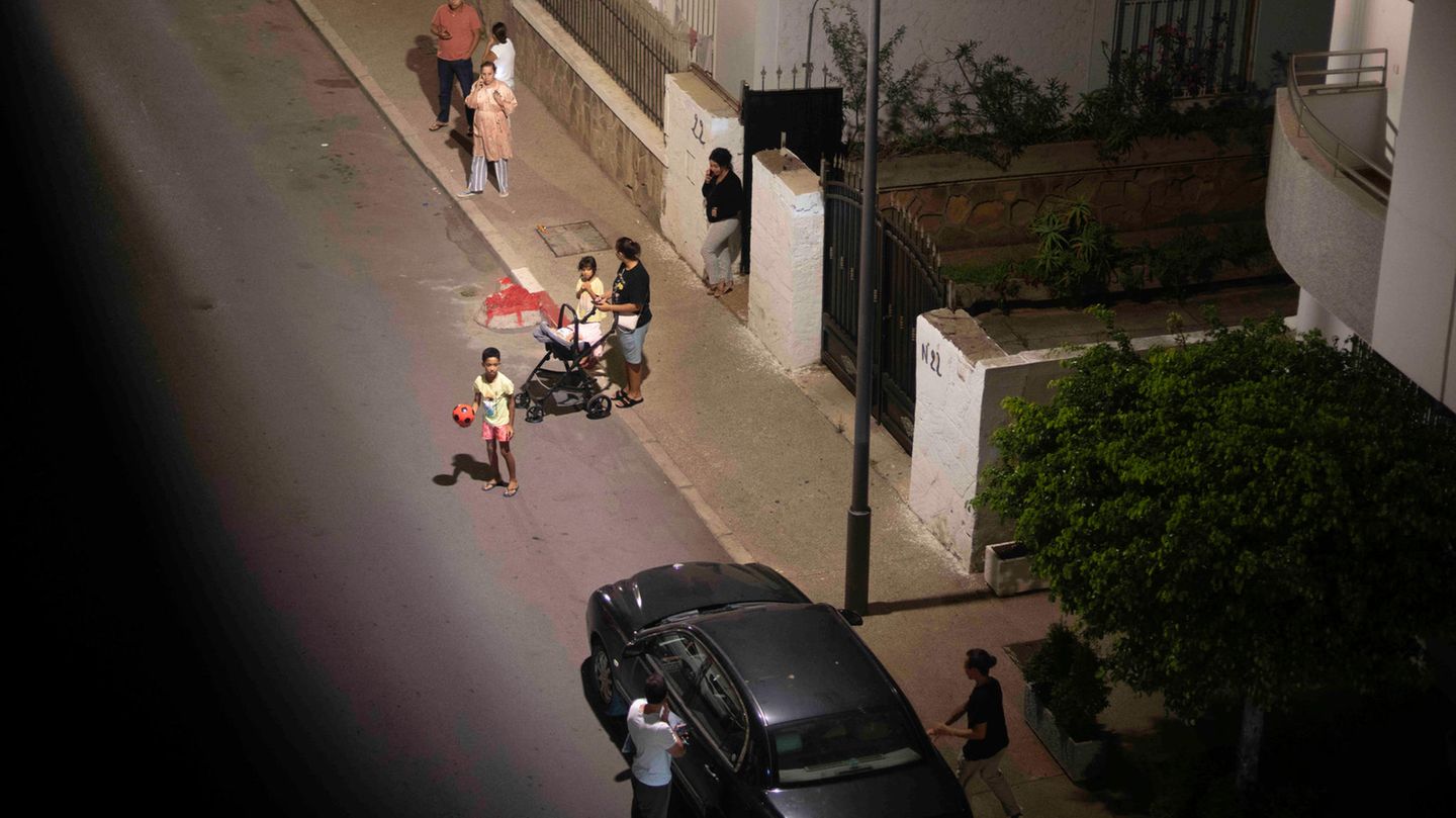 Als die Erde bebt, geraten vielen Menschen in Panik und rennen schreiend auf die Straße so wie hier in Rabat. Das zeigen zahlreiche Aufnahmen in den sozialen Medien.