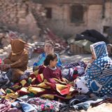 Familien sitzen vor ihren zerstörten Häusern, ebenfalls in Marrakesch. Sie haben alles verloren.