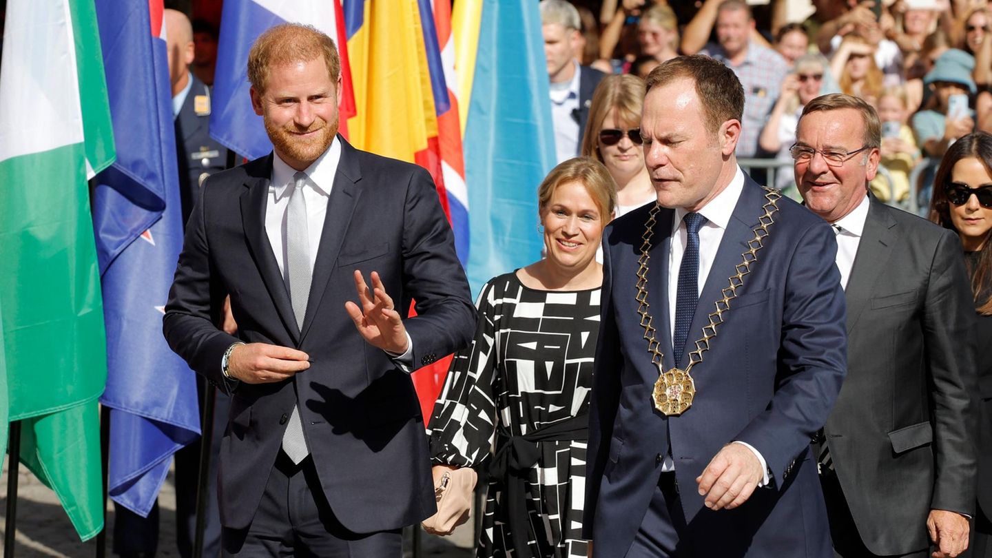 Da gehen sie hin: Prinz Harry, Düsseldorfs Oberbürgermeister Stephan Keller und Minister Pistorius (r.)