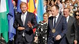 Da gehen sie hin: Prinz Harry, Düsseldorfs Oberbürgermeister Stephan Keller und Minister Pistorius (r.)