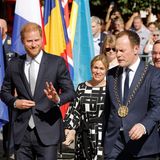 Da gehen sie hin: Prinz Harry, Düsseldorfs Oberbürgermeister Stephan Keller und Minister Pistorius (r.)