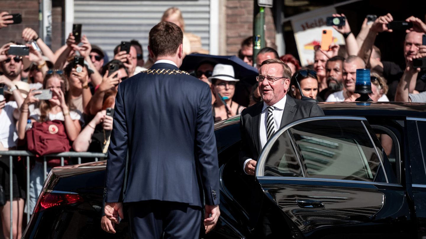 Royaler Besuch: Bundesverteidigungsminister Boris Pistorius trifft ebenfalls vor dem Rathaus ein. Die Invictus Games sind ein 2014 von Prinz Harry ins Leben gerufener Sportwettbewerb für Kriegsversehrte, der in der Regel alle zwei Jahre stattfindet. Dieses Mal finden die Spiele erstmals in Deutschland statt. Bundesverteidigungsminister Boris Pistorius trifft ebenfalls vor dem Rathaus ein. Die Invictus Games sind ein 2014 von Prinz Harry ins Leben gerufener Sportwettbewerb für Kriegsversehrte, der in der Regel alle zwei Jahre stattfindet. Dieses Mal finden die Spiele erstmals in Deutschland statt.