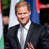 Da ist er: Bevor es für den mittlerweile kalifornischen Prinzen und Autor einer schonungslos offenen Autobiographie ins Rheinstadion zur Eröffnung der Invictus Games geht, muss er sich in das Goldene Buch der Stadt Düsseldorf eintragen.