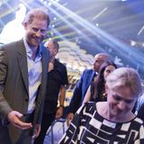 Nach dem Rathaus-Besuch wechselt Harry fix den Anzug, kurze Zeit später trifft er im Stadion ein