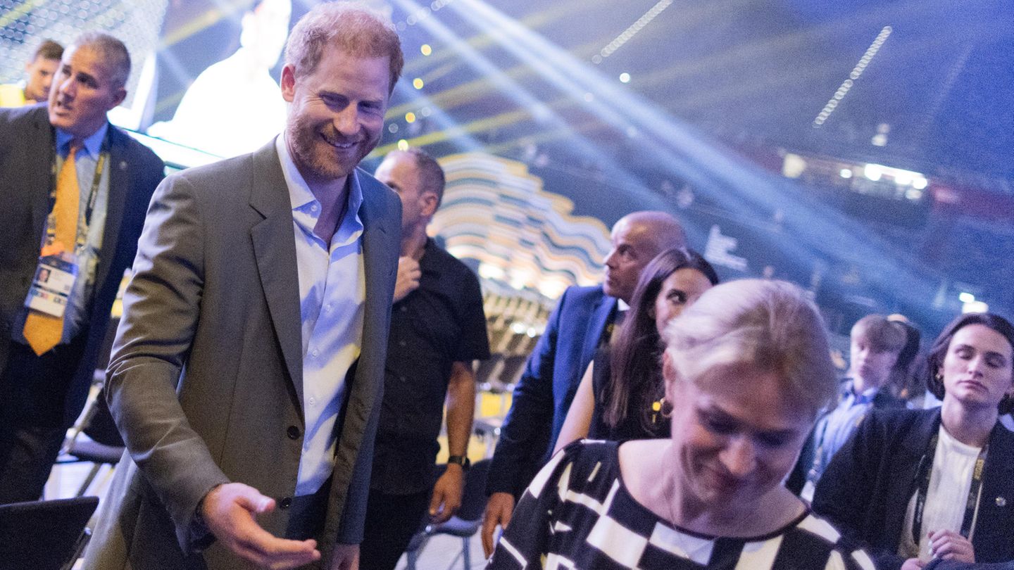 Nach dem Rathaus-Besuch wechselt Harry fix den Anzug, kurze Zeit später trifft er im Stadion ein