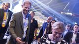 Nach dem Rathaus-Besuch wechselt Harry fix den Anzug, kurze Zeit später trifft er im Stadion ein