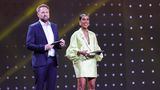 Moderiert wird die Eröffnungsshow von Steven Gätjen und Hadnet Tesfai