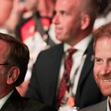 Gemeinsam nehmen Pistorius und Prinz Harry auf der Tribüne Platz