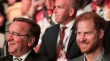 Gemeinsam nehmen Pistorius und Prinz Harry auf der Tribüne Platz